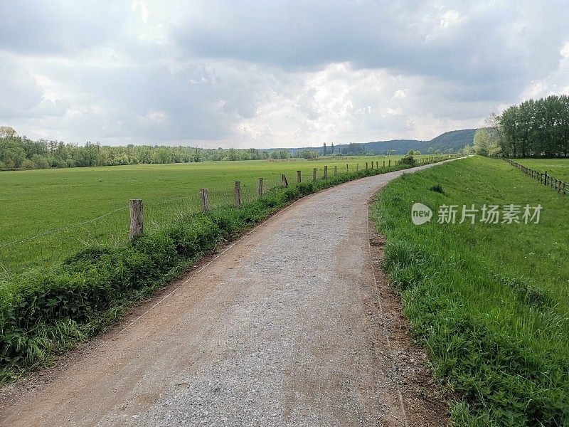 在美好的五月天，从Mülheim安鲁尔徒步旅行到萨恩