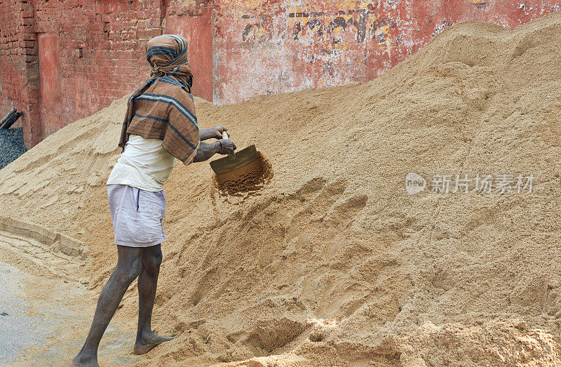 一名体力劳动者在西孟加拉邦的建筑工地工作