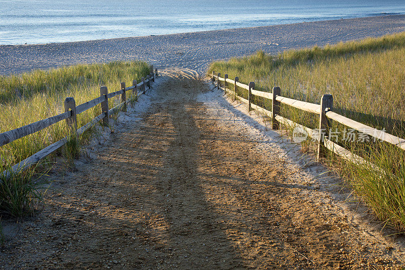通过沙丘进入海滩
