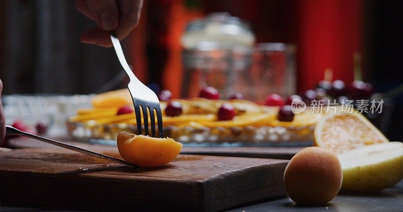 自制健康诱人的早餐，包括麦片、水果、奶油奶酪和蜂蜜