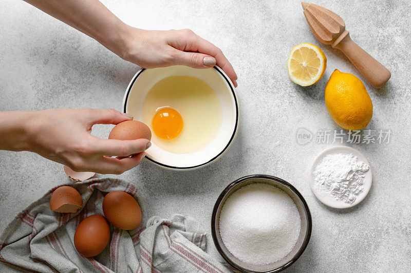 法式蛋白酥的制作过程。生鸡蛋。