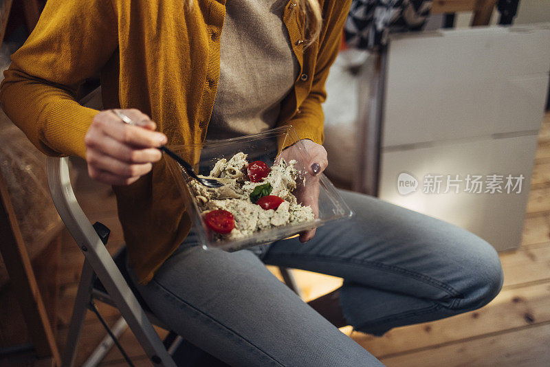 《搬家:匿名女人休息和吃外卖