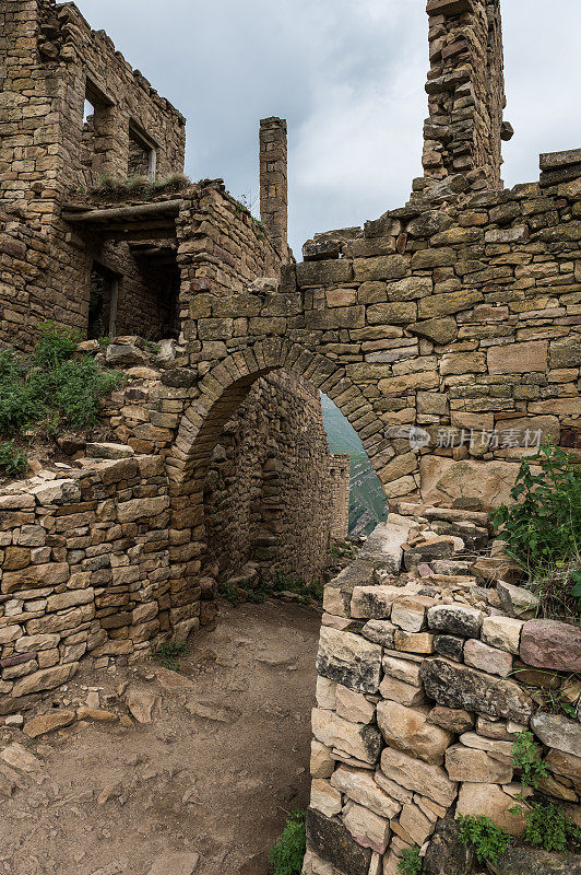 古老的建筑，在达吉斯坦的一座山峰上，有古村庄Gamsutl的废墟。考古发掘