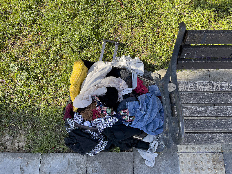 把衣服扔到公园里