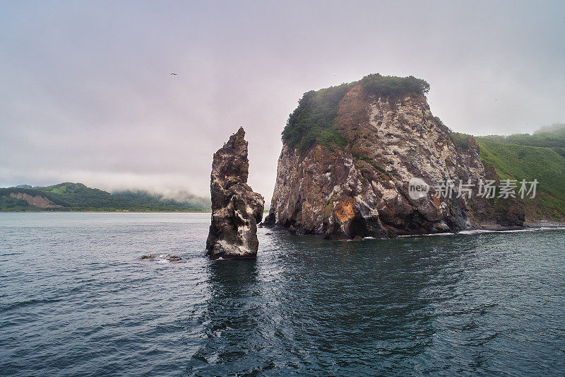 海岸岩石恶魔的手指在阿瓦查湾海岸。