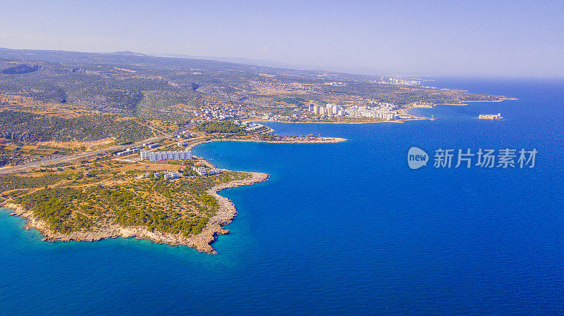 Narlikuyu海岸线和岛屿部分与蓝色地中海无人机从Mersin，土耳其