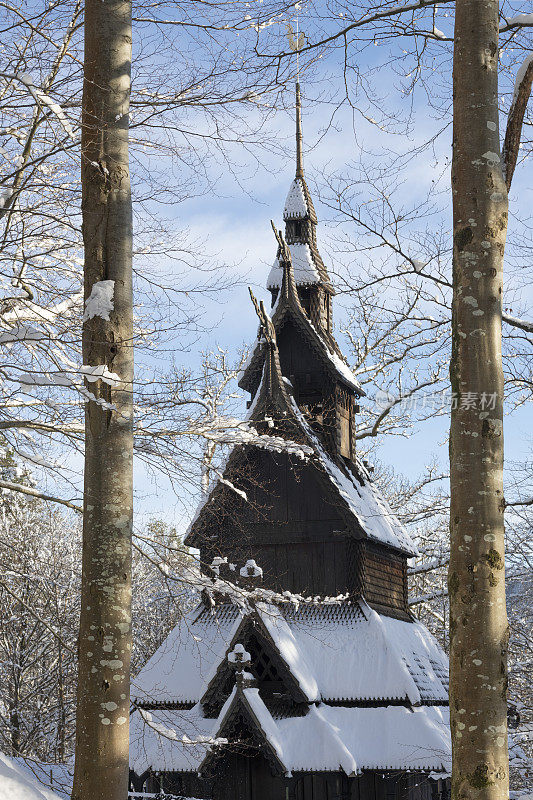 挪威中世纪的柏油木板教堂，冬天屋顶上有雪
