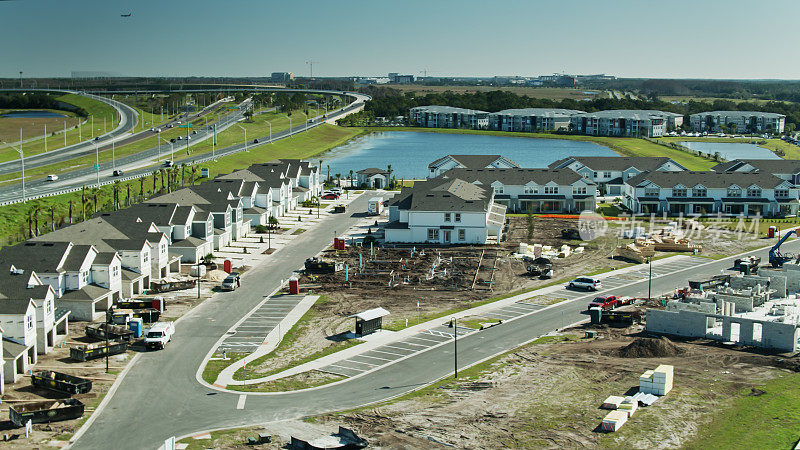 在高速公路旁边建造的新房子-空中