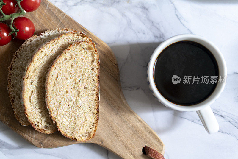 简单而健康的早餐:全谷物面包片和桌上的咖啡