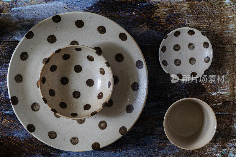 静物:桌上有碗和盘子