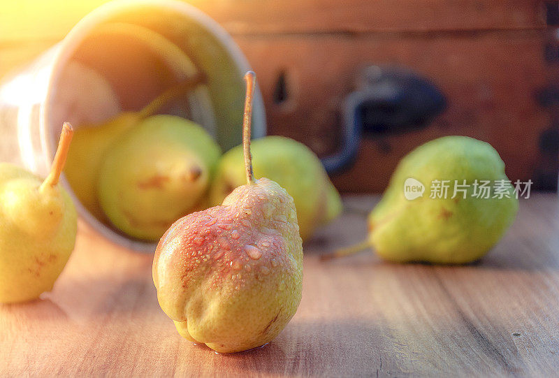 新鲜香甜的湿梨站在厨房的木桌子上