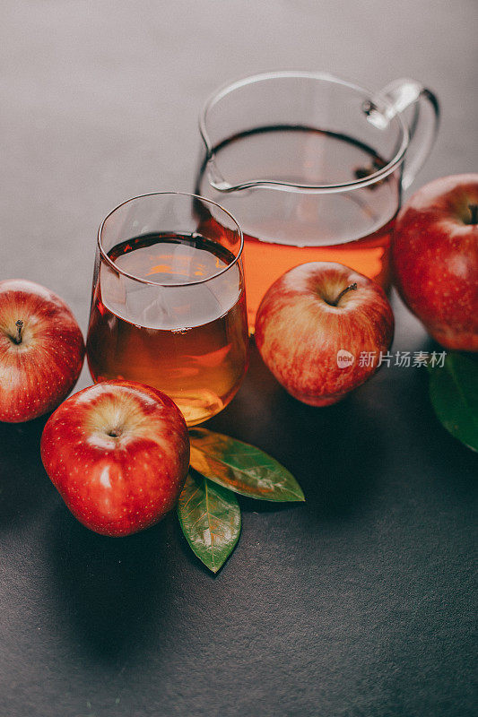 苹果汁和红苹果