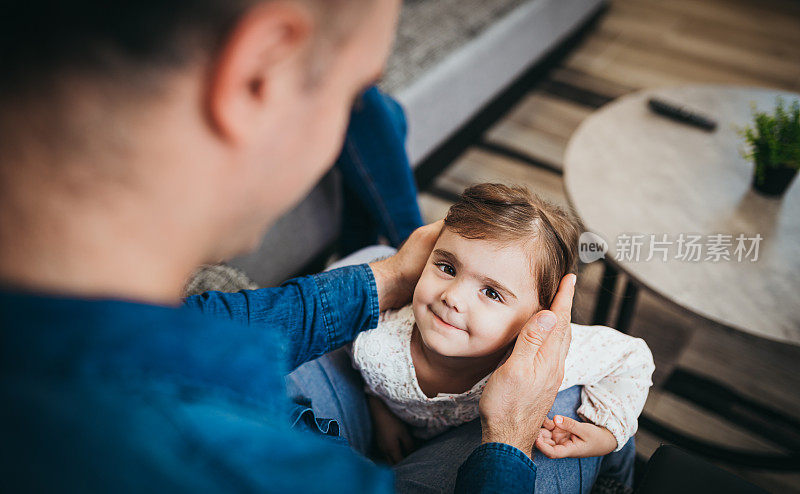 快乐的父亲在给女儿梳头发