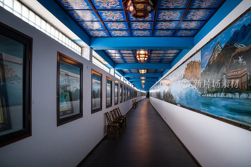 透视一个中国人走过走廊与蓝色的内部和墙壁装饰。