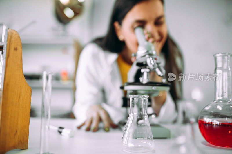 学生使用显微镜