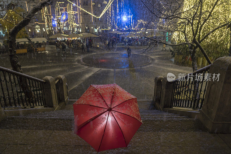 卢布尔雅那，普雷塞恩广场的夜幕下起了雪