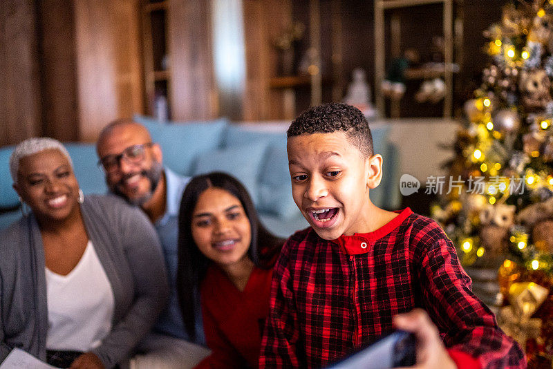 家人在圣诞节期间在家进行视频通话或拍摄