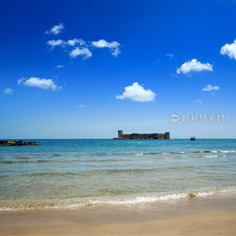 小岛屿和城堡在地中海平静的海景