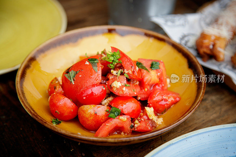 樱桃番茄配大蒜、罗勒和欧芹
