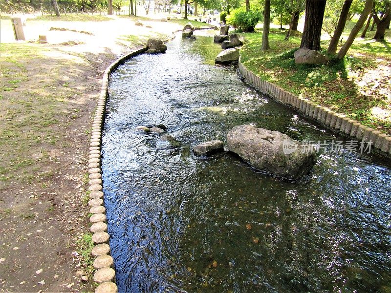 日本。十月。公园里有一条小河。