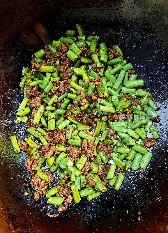 炒菜用炒牛豆配猪肉末。