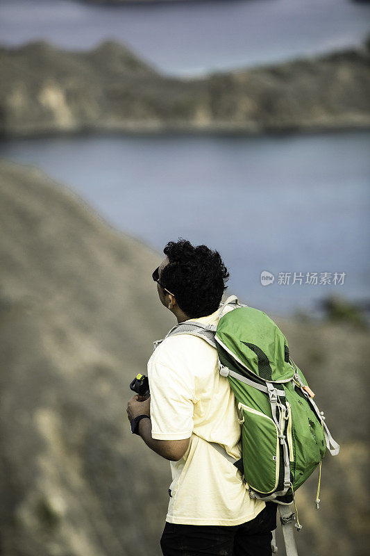 亚洲年轻人徒步旅行在巴达岛，纳旺巴乔，努沙登加拉帖木儿