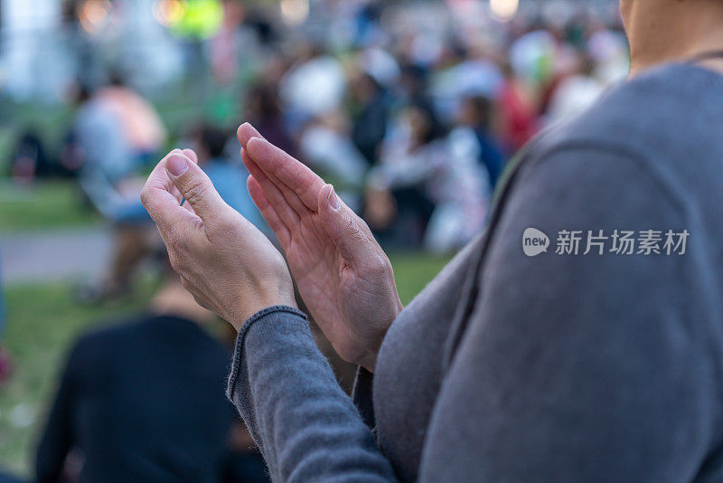 参加户外表演的女人。