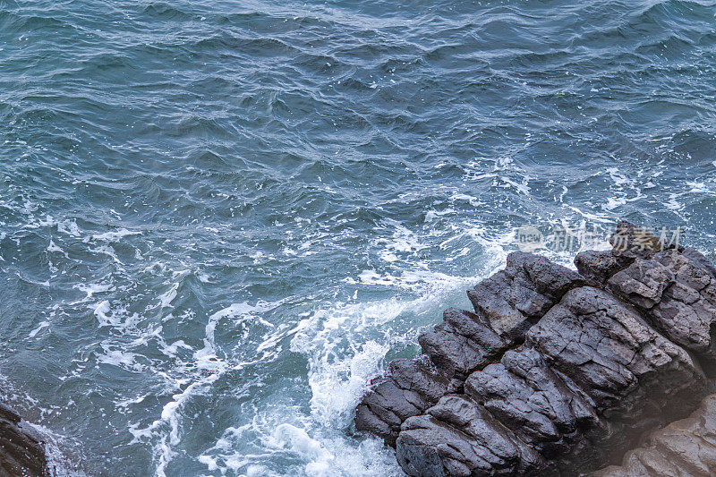 海浪拍打着海岸