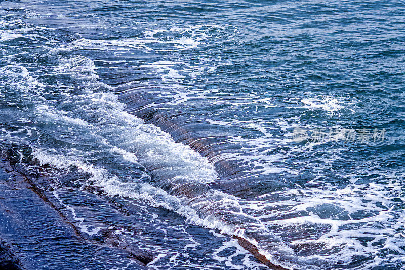 海浪拍打着海岸