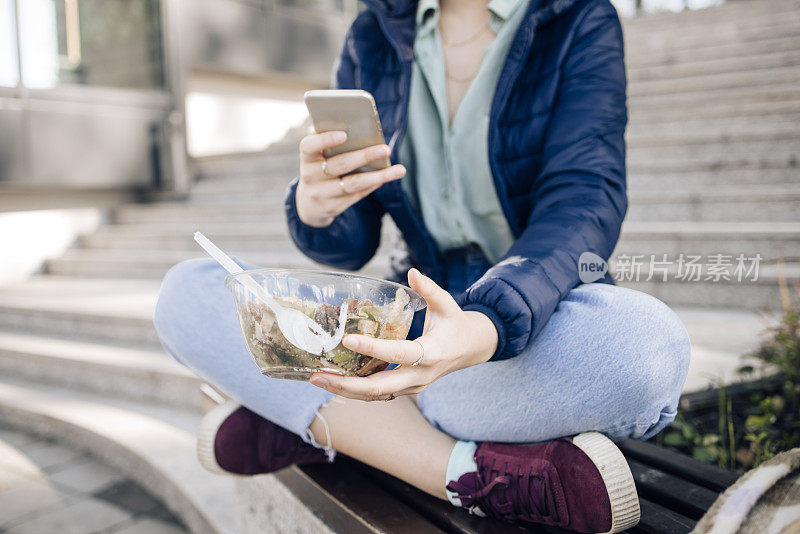 女孩在给她的饭盒拍照