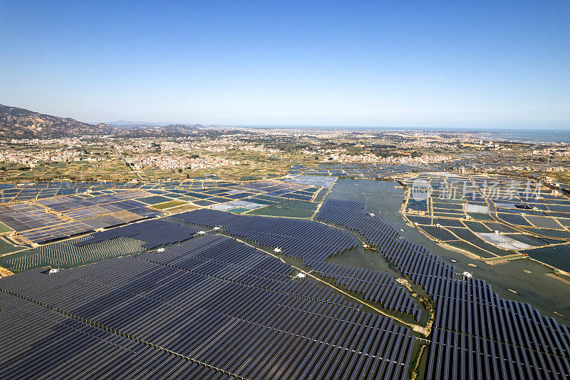 从空中俯瞰海滩上宏伟的太阳能发电厂