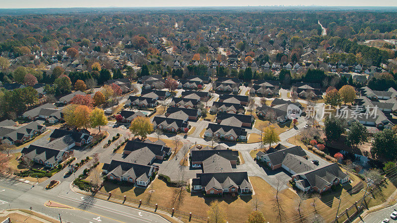 无人机拍摄的郊区房屋与亚特兰大天际线在距离