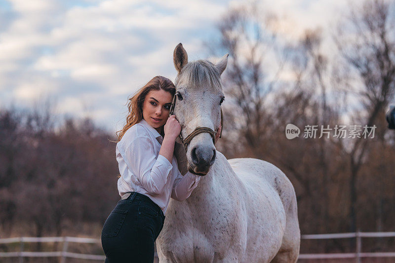 美丽的女人和她的骏马