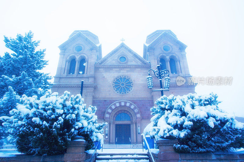 圣菲，NM:雪和雾中的圣弗朗西斯大教堂