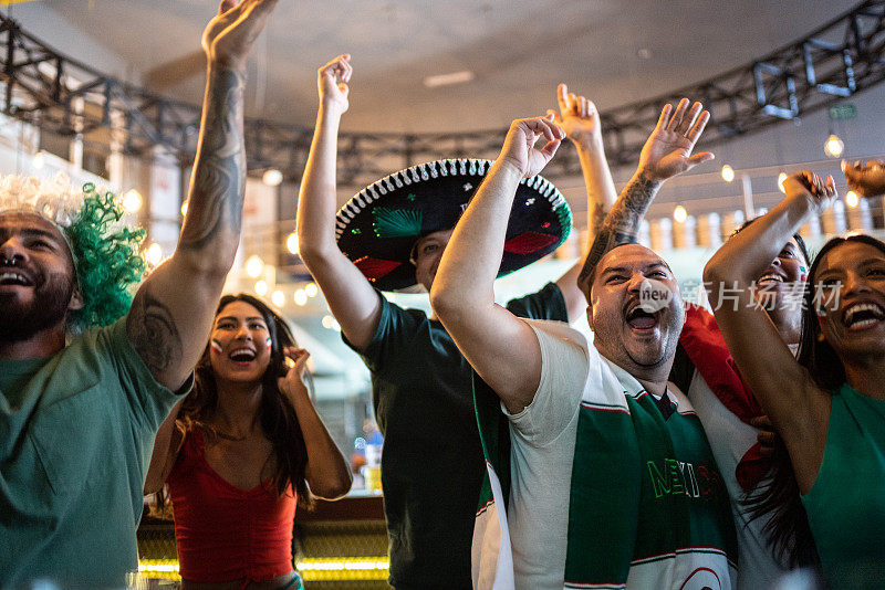 墨西哥球迷在酒吧观看足球比赛并庆祝