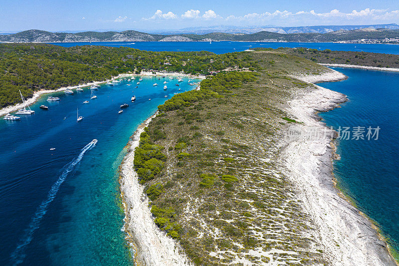 在暑假期间，从直升机上俯瞰令人惊叹的Pakleni群岛和Vinogradiske海湾