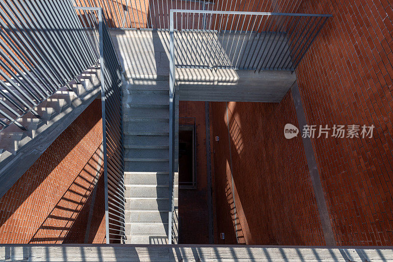 红砖现代建筑中的楼梯