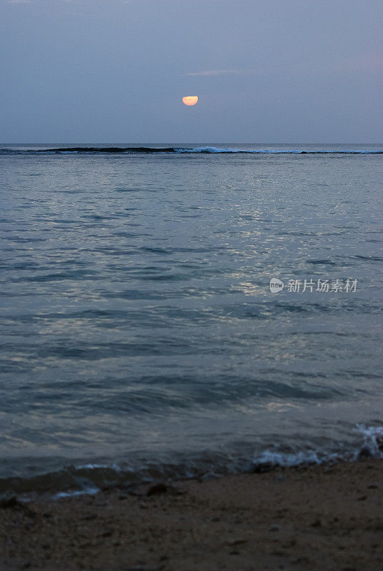 斯里兰卡东部帕西库达海滩的日出