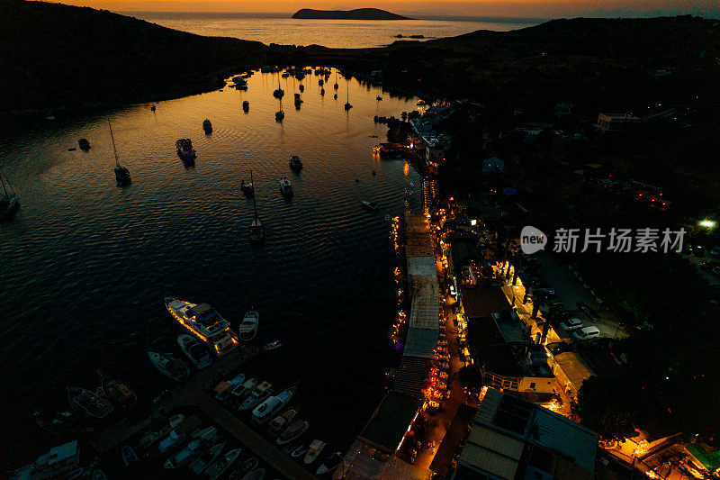 土耳其博德鲁姆的夜晚鸟瞰图Gümüşlük海湾