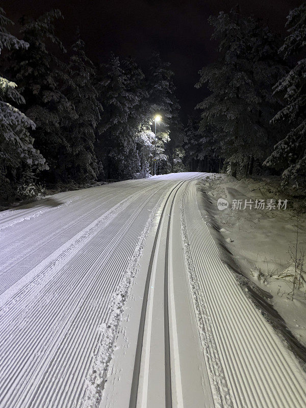 在夜间看到的越野滑雪轨道