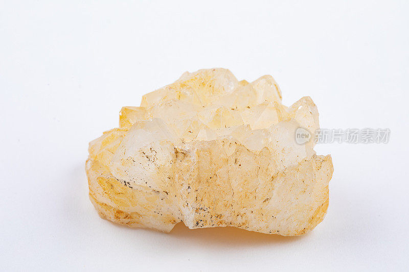 具有明显的棱柱状晶体的石英的天然矿物标本。一种非常坚硬的矿物，由二氧化硅和地壳中第二丰富的矿物组成