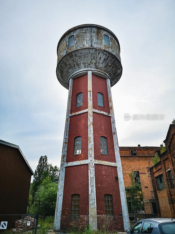 高大的红砖塔作为旧工厂综合体的一部分