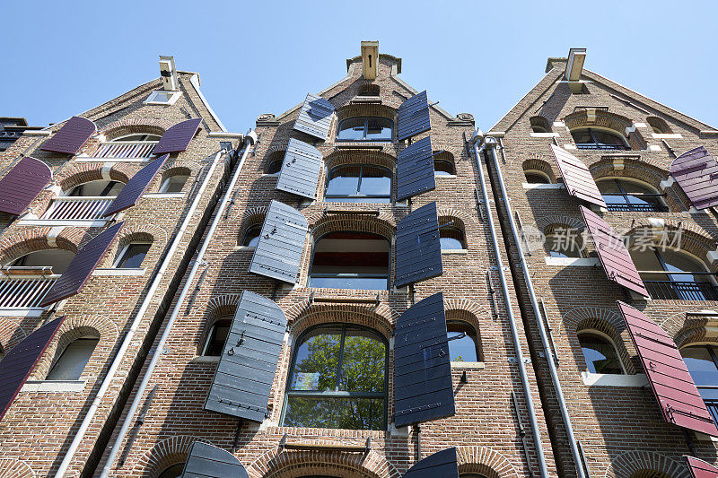 阿姆斯特丹Brouwersgracht运河住宅，带有木制百叶窗