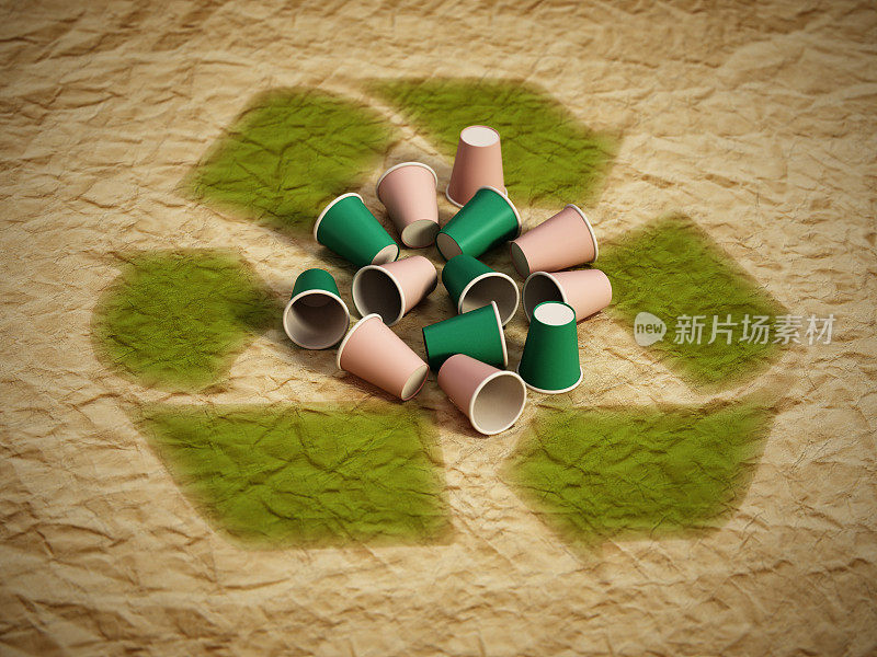 一次性咖啡杯立在绿色回收标志上
