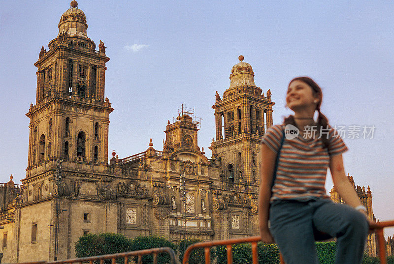 行走在墨西哥城的女人