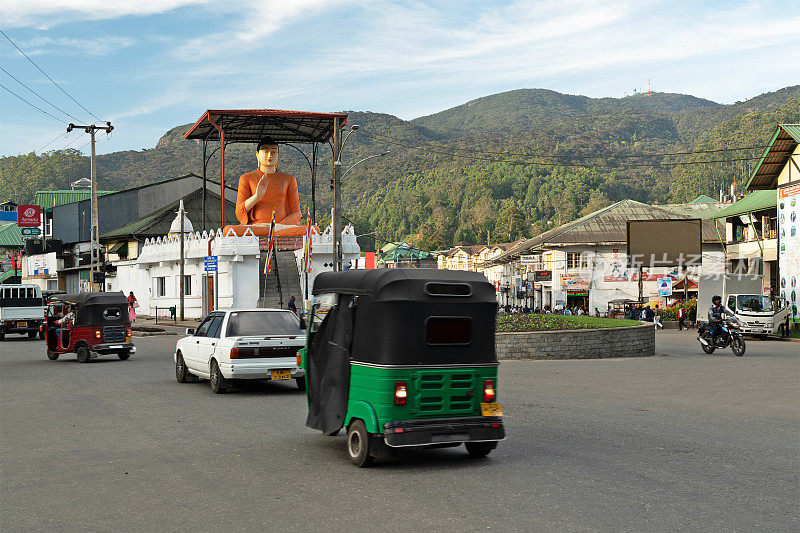 埃拉镇道路交通与斯里兰卡山区的tuktuk。