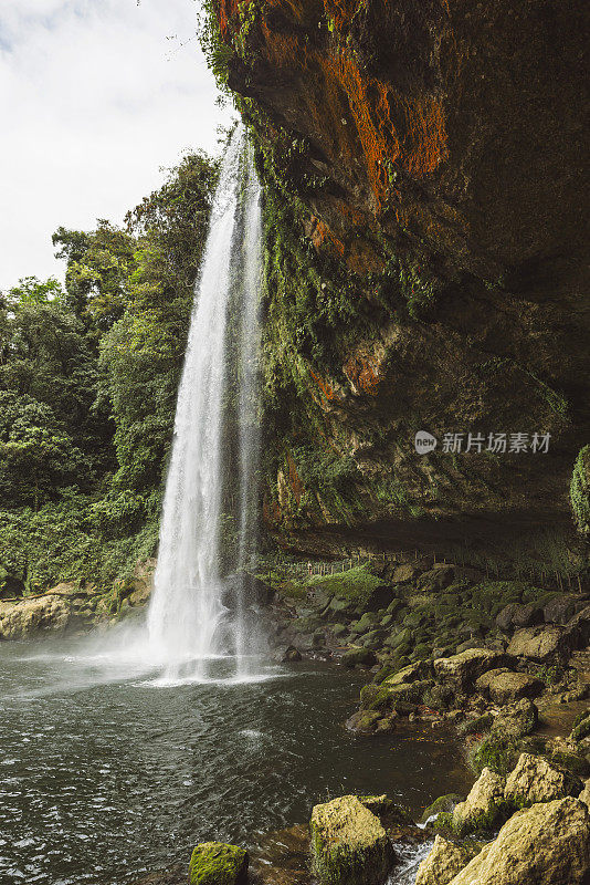 墨西哥丛林中雄伟的米苏拉瀑布