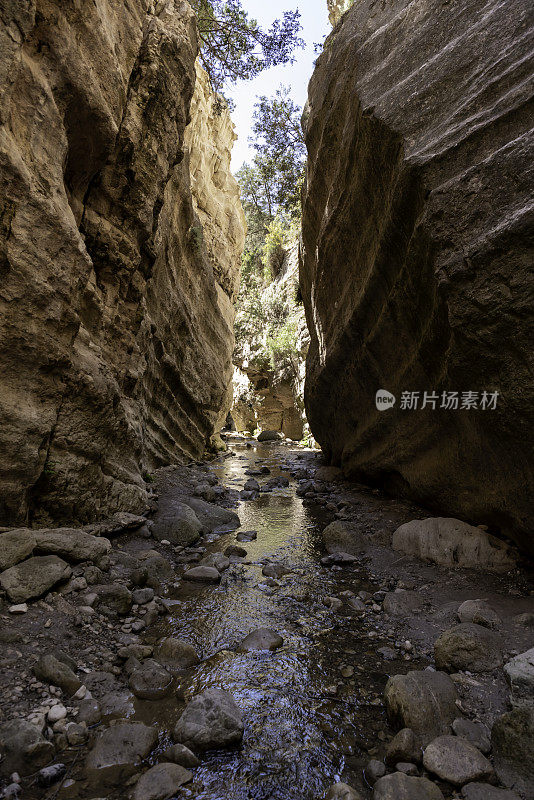 向下看峡谷中心与沉积层的墙壁