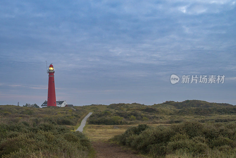 在瓦登海的Schiermonnikoog岛的沙丘上的灯塔