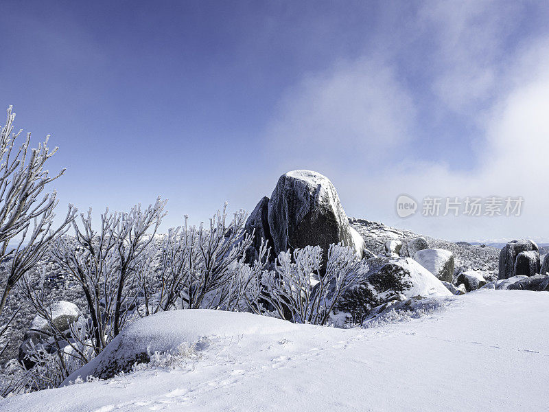 花岗岩与雪形成